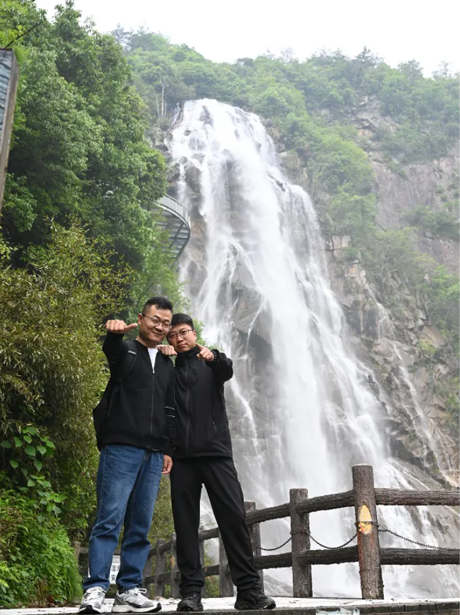 J9游戏风管销售中心员工在安徽明堂山景区照片